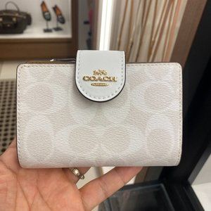 MEDIUM CORNER ZIP WALLET IN SIGNATURE CANVAS